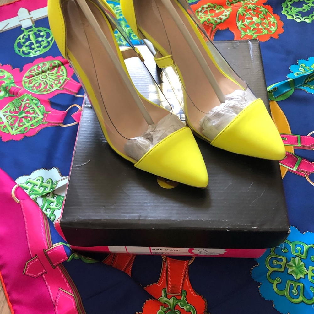 3/ $30 Beautiful pumps - size 36